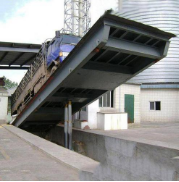 液壓翻板卸車機自動卸料的優(yōu)勢解析